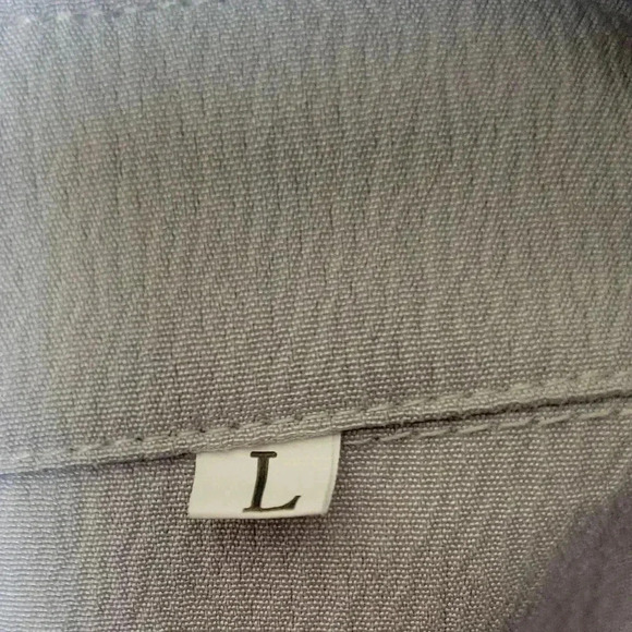 Size LARGE Women's Textured light silvery Gray Button Down Collared Shirt - Picture 4 of 9